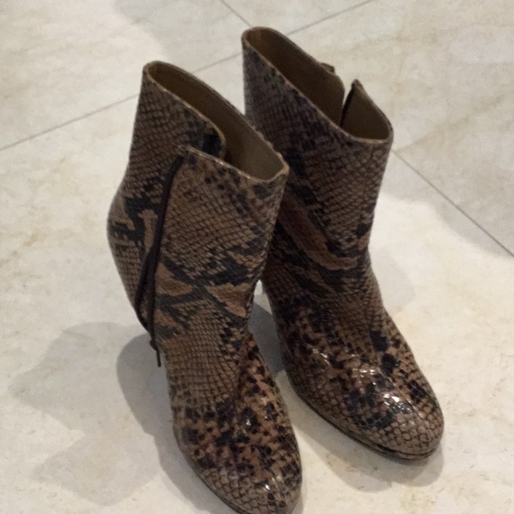 🎈Stuart Weizmann snakeskin boots-like new